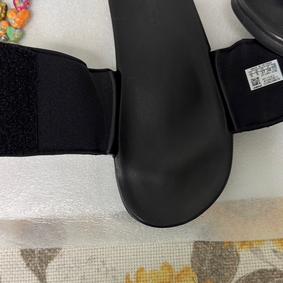 Adidas Black & White Slides Size 5 but fits like a Women's 7, Adidas Slides - Picture 10 of 10